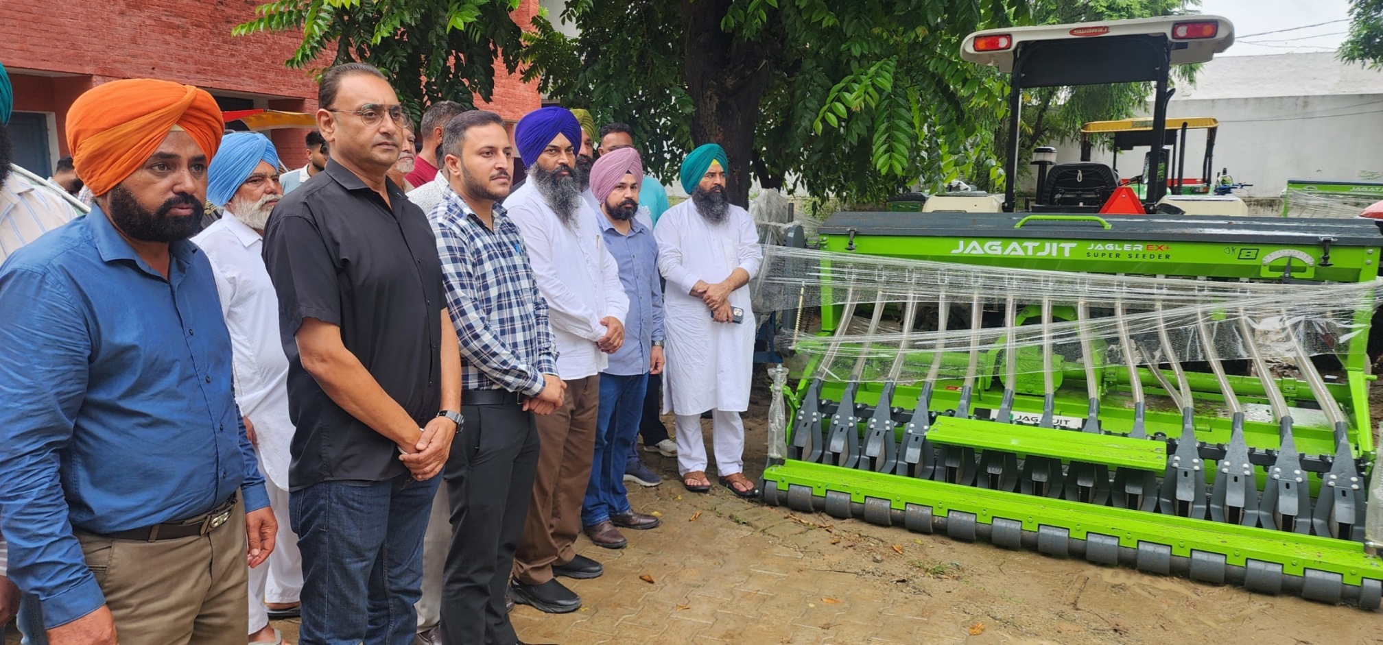 डिप्टी स्पीकर जय कृष्ण सिंह रोड़ी ने पराली प्रबंधन के लिए मशीनें वितरित कीं, किसानों को आग न लगाने के लिए प्रेरित किया
